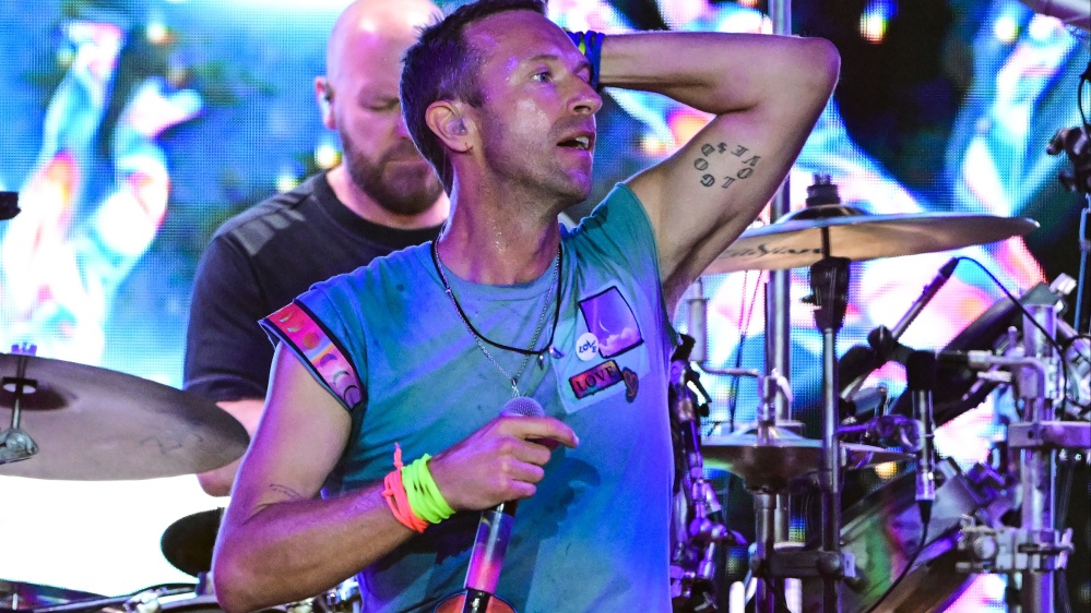 Festa Coldplay a Roma, senza dimenticare le guerre. In 65mila all'Olimpico. Chris Martin,  grazie per averci atteso 21 anni