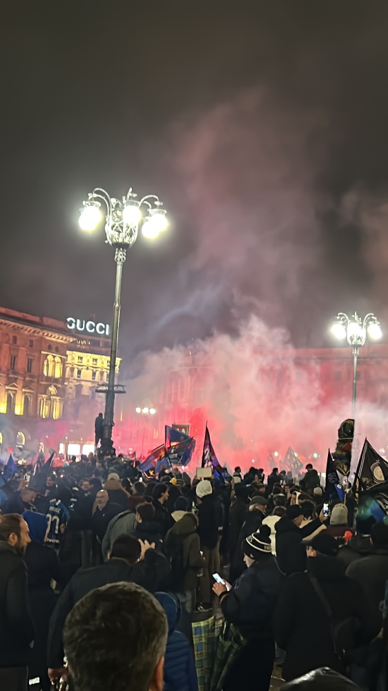 Festa grande per i tifosi dell'Inter in piazza Duomo a Milano
