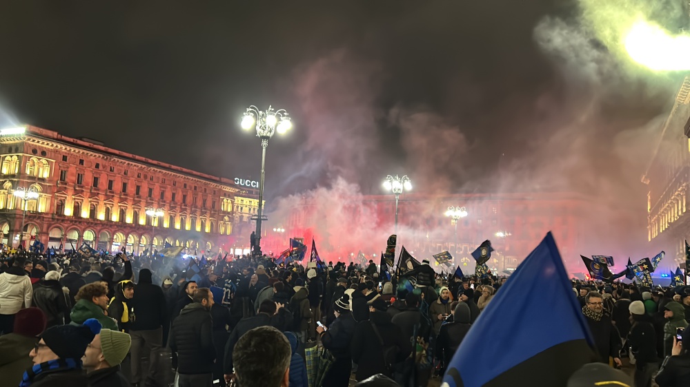 Festa grande per i tifosi dell'Inter in piazza Duomo a Milano