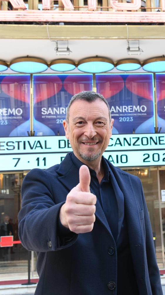 Festival di Sanremo, Amadeus ha annunciato oggi i duetti e le cover per la serata di venerdì