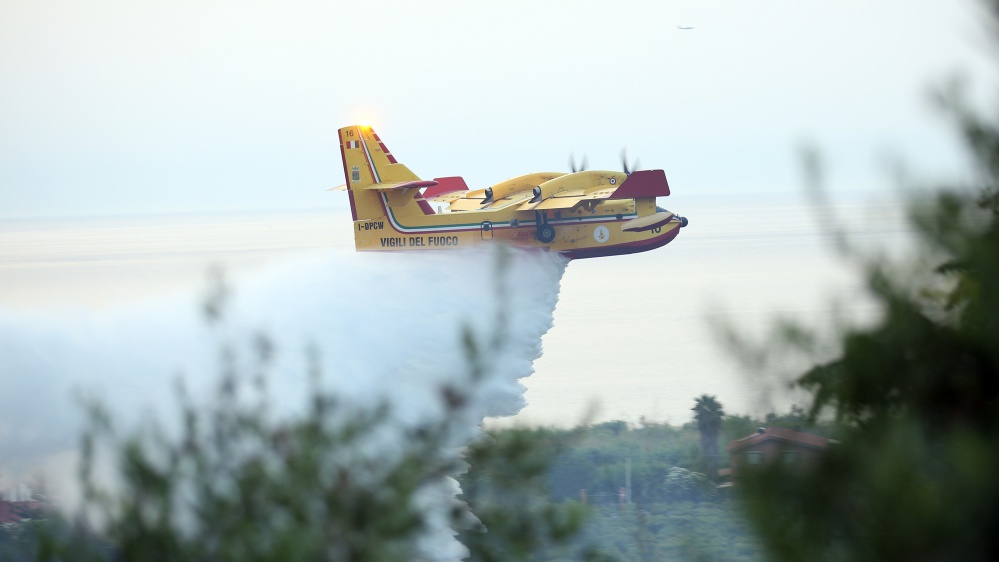 Fiamme a Pantelleria, evacuate le ville dei vip, tra cui Armani e Tardelli, divorati ettari di verde