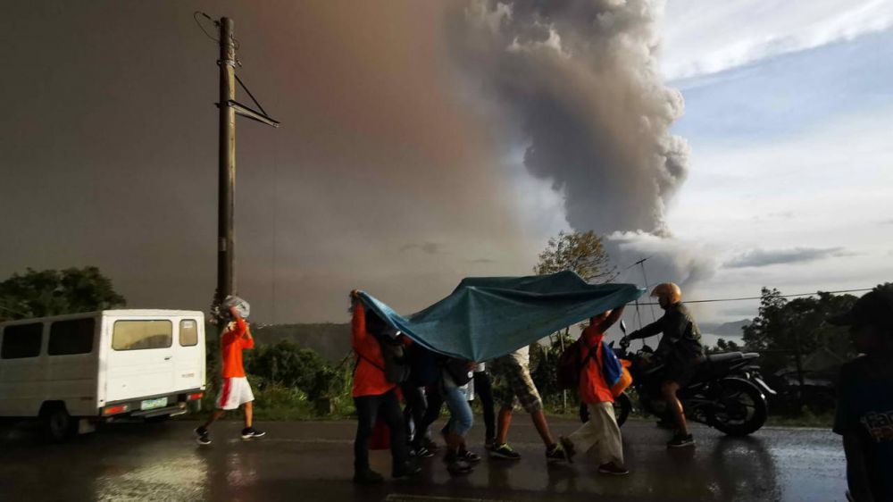 Filippine, cenere e lava da vulcano Taal, allerta eruzione