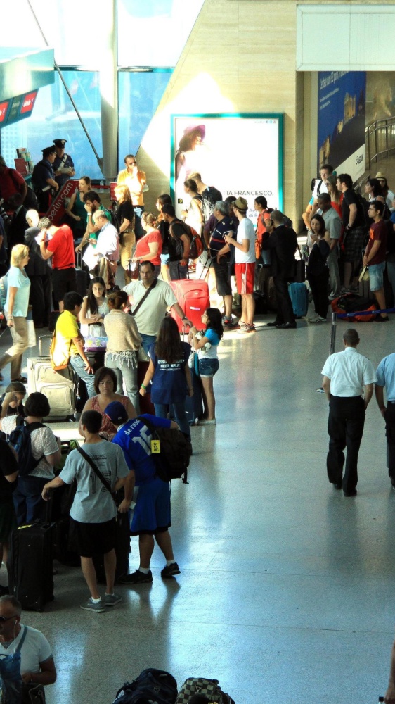 Fine settimana all'insegna degli scioperi nei trasporti: voli a rischio oggi, domani e sabato, i treni