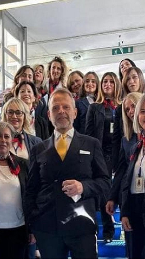 Fiumicino, le dipendenti comunali vestite da hostess. La Cgil accusa il sindaco Baccini: "Maschilista"