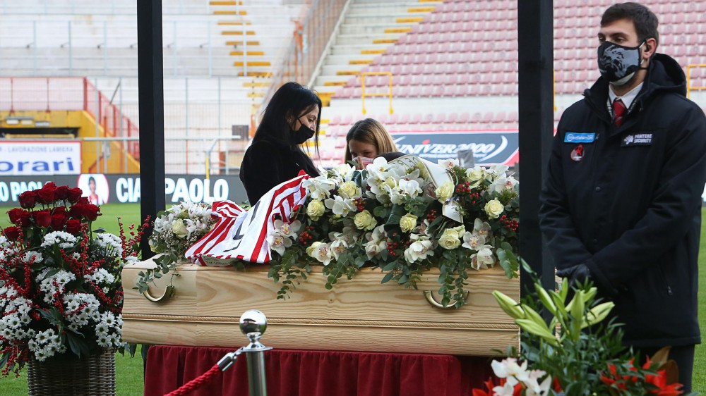 Folla in coda a Vicenza per rendere omaggio a Paolo Rossi, la camera ardente allo stadio Romeo Menti