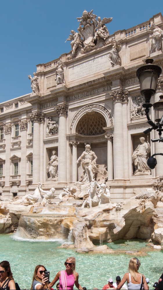 Fontana di Trevi: da oggi il via al restyling in vista del Giubileo. Ingresso a numero chiuso, lancio dell’iconica monetina in un cesto, ipotesi introduzione di un ticket