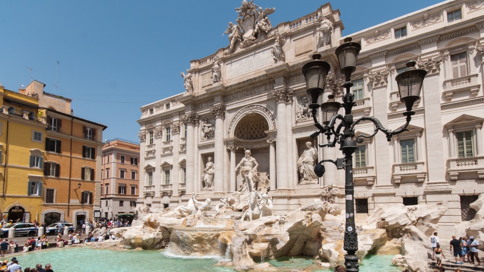 Fontana di Trevi: da oggi il via al restyling in vista del Giubileo. Ingresso a numero chiuso, lancio dell’iconica monetina in un cesto, ipotesi introduzione di un ticket