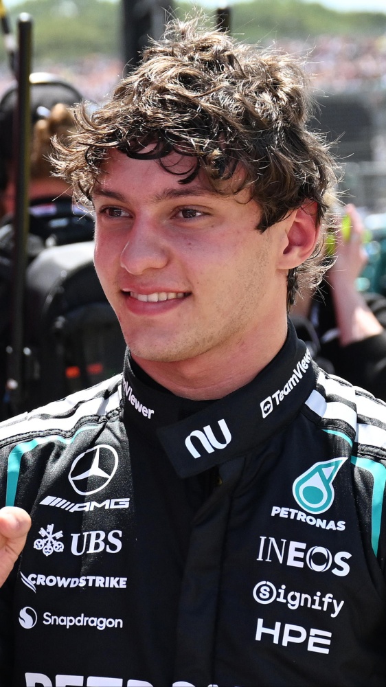 Formula 1: Antonelli conquista la pole a Silverstone, le Ferrari inseguono