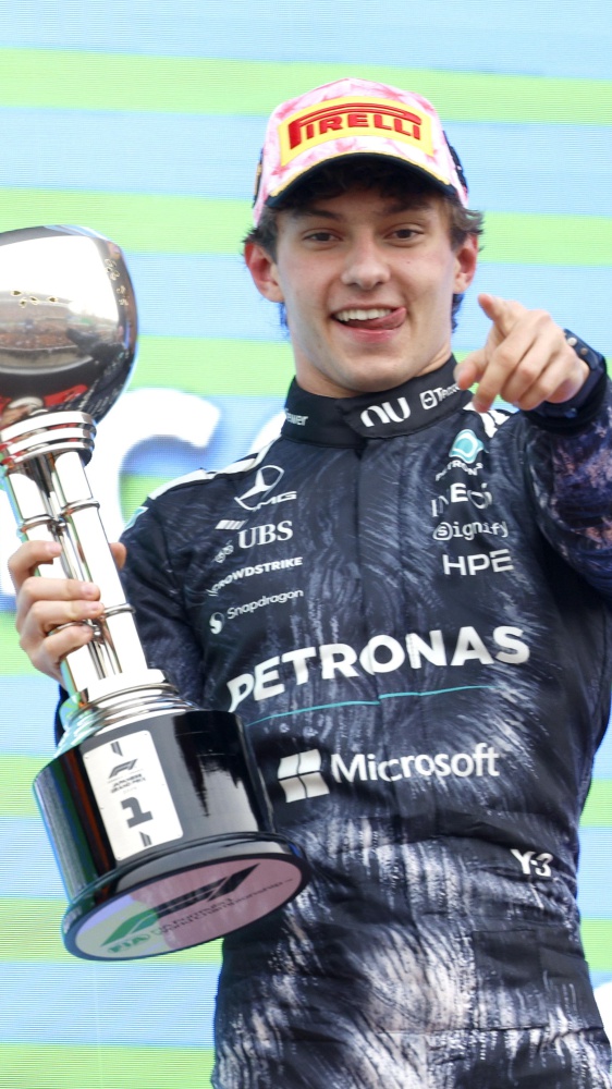 Formula 1, Kimi Antonelli trionfa in Giappone e vola in testa al Mondiale con un’impresa da record