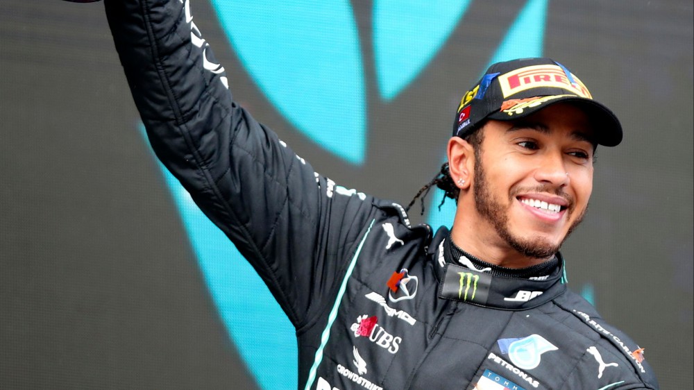 Formula 1, Lewis Hamilton ha firmato con la Mercedes, contratto di un anno con opzione per un altro