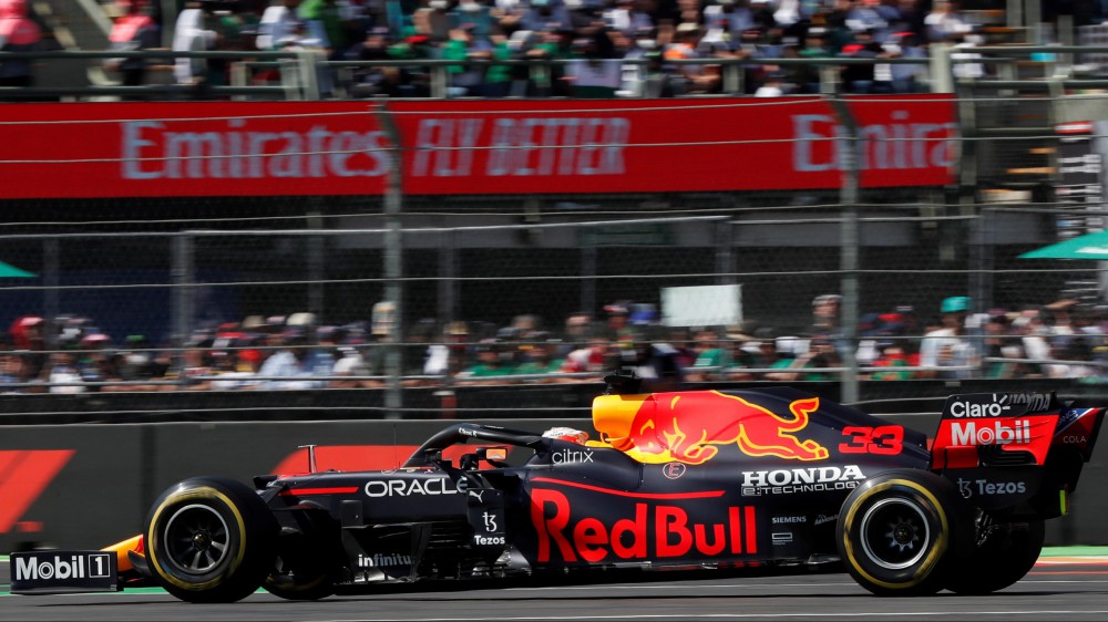Formula 1, Verstappen domina in Messico dopo una partenza da urlo. Aumenta il vantaggio su Hamilton.