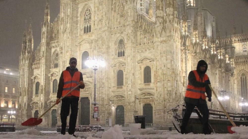 Forte ondata di maltempo sull'Italia, neve anche in pianura in tutto il Nord, spessa coltre bianca a Milano e Torino