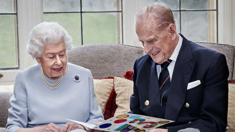 Foto ricordo da bisnonni per i 73 anni di matrimonio della Regina Elisabetta e del Principe Filippo
