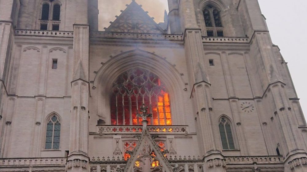 Francia, grave incendio nella cattedrale di Nantes, "il fuoco non è sotto controllo"