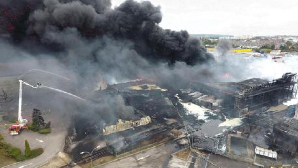 Francia, nuovo incendio, fumo nero in banlieue a Lione