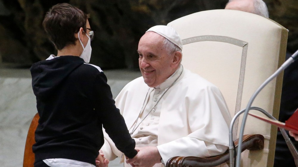 Fuoriprogramma in Vaticano, un bambino elude i controlli e sale sul palco per raggiungere Papa Francesco