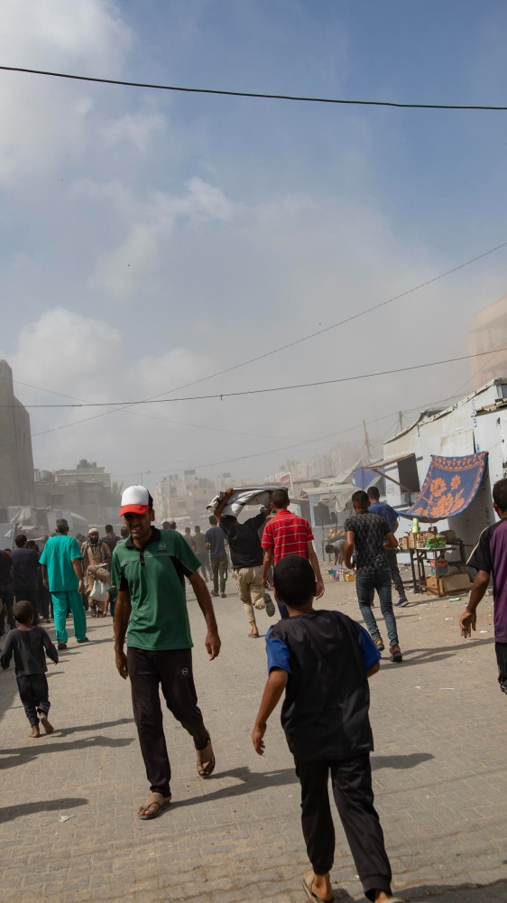 Gaza, tre civili uccisi tra cui una donna con suo figlio. Il video della CNN sul doppio attacco all'ospedale Nasser
