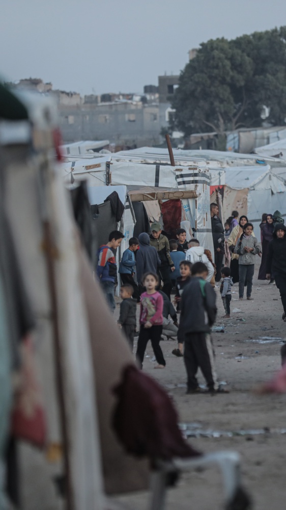 Entra in vigore la tregua a Gaza. Oggi liberi i primi ostaggi, nella Striscia entrano gli aiuti umanitari