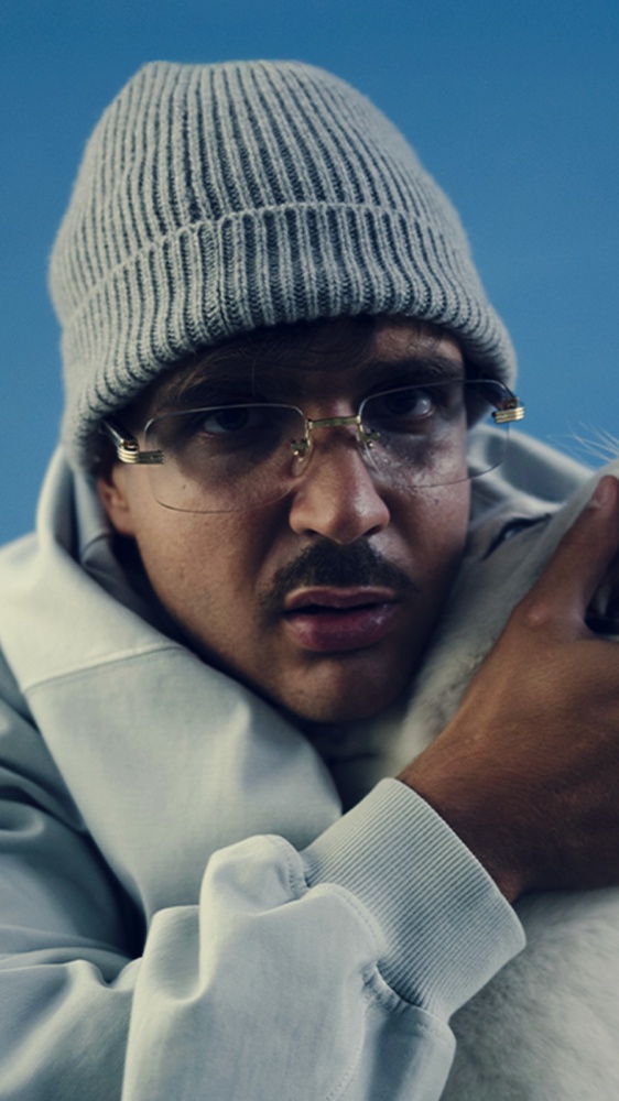 Geolier a RTL 102.5: “Con questo disco le persone si sono fermate per ascoltarmi e per capire cosa ho da dire. Sono onorato di avere Pino Daniele tra le collaborazioni di questi progetto”