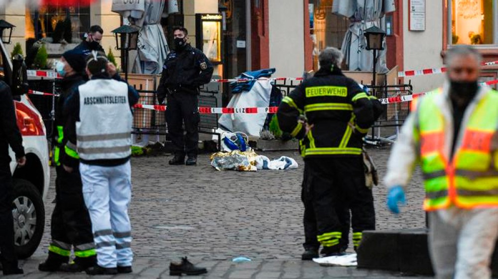 Germania, auto sulla folla a Treviri, 5 i morti e 14 i feriti, di cui 4 gravi, è stato il gesto di un folle