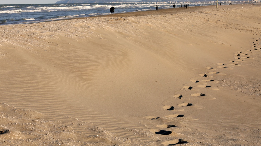 Giallo sul litorale romano, trovato sulla spiaggia il cadavere di una donna, non è ancora stata identificata