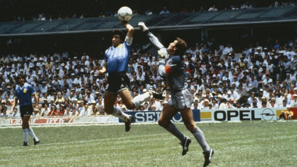 Giallo sulla maglia che Maradona indossò ai Mondiali del 1986 contro l'Inghilterra, per la figlia non è quella che andrà all'asta