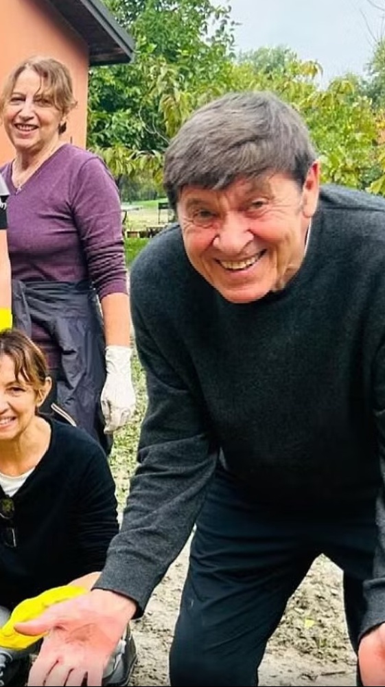 Gianni Morandi e la foto con gli "Angeli del fango", ecco il post del cantante che commuove il mondo social