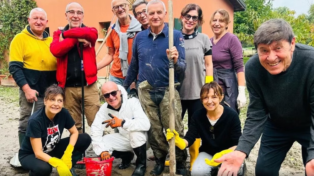 Gianni Morandi e la foto con gli "Angeli del fango", ecco il post del cantante che commuove il mondo social