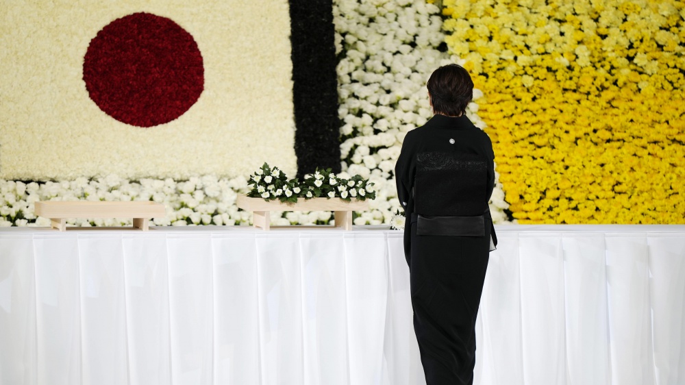 Giappone, ai funerali di Stato dell'ex premier Shinzo Abe 700 ospiti stranieri, proteste in piazza per i costi