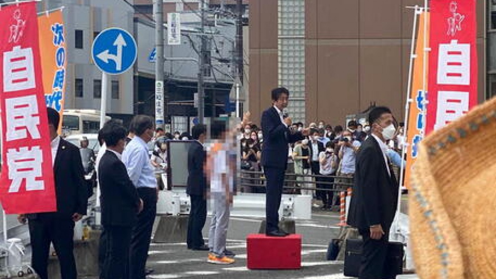 Giappone sotto choc,  in fin di vita l'ex premier Shinzo Abe, un ex militare gli ha sparato durante un comizio