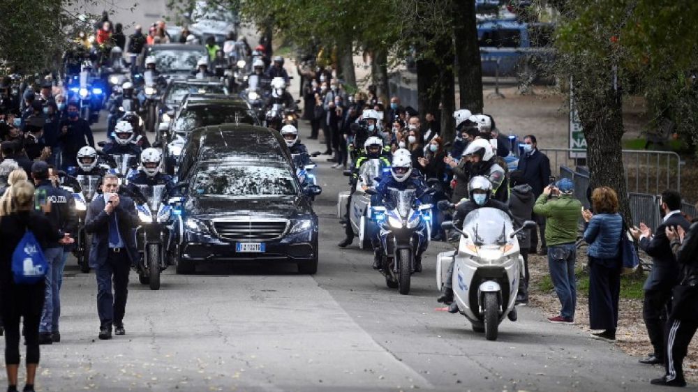 Gigi Proietti, funerali in corso, commozione e applausi per le strade di Roma