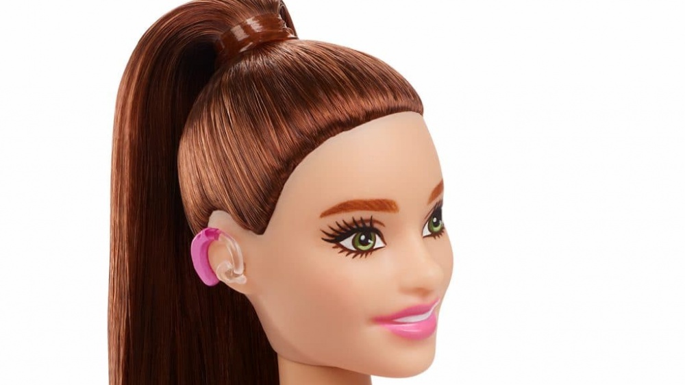 Giocattoli sempre più inclusivi: arriva la Barbie con l’apparecchio acustico