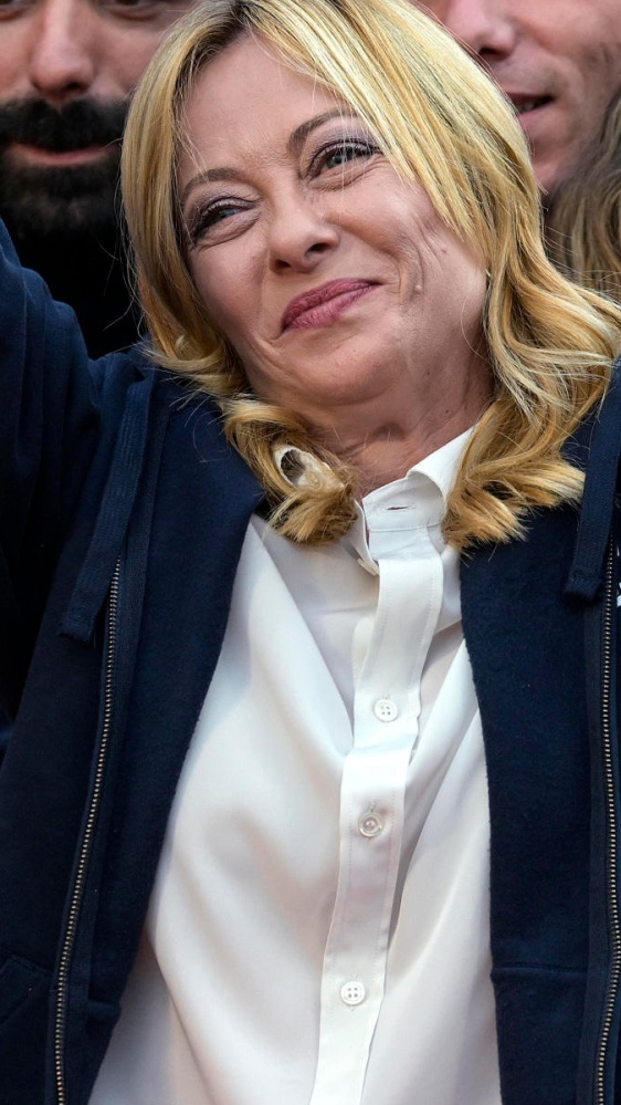 Giorgia Meloni dal palco di Atreju attacca Elly Schlein e rilancia il premierato