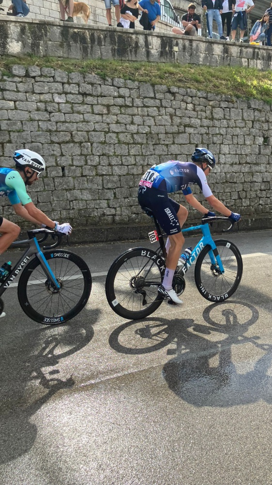 Giro d'Italia, a Cusano Mutri vince il francese Valentin Paret Peintre, giornata tranquilla per Pogacar