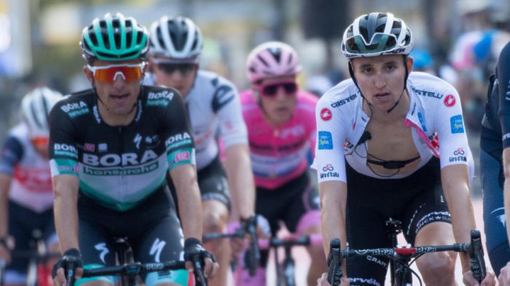 Giro d'Italia, Hindley in maglia rosa, ma è lotta all'ultimo centesimo con Hart, che ha lo stesso tempo