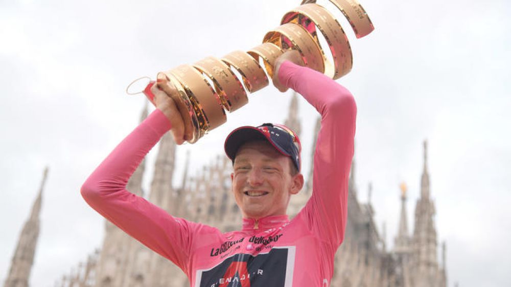 Giro d'Italia, trionfa il britannico Hart, per l'italiano Ganna gioia e lacrime