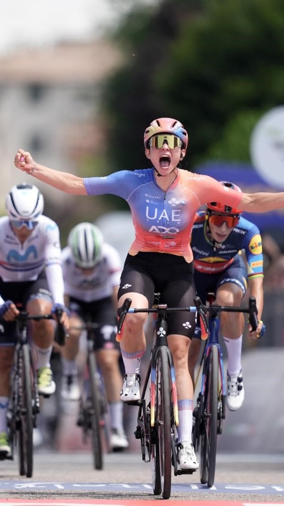 Giro d'Italia Women, vittoria in volata di Chiara Consonni, in maglia rosa resta Elisa Longo Borghini