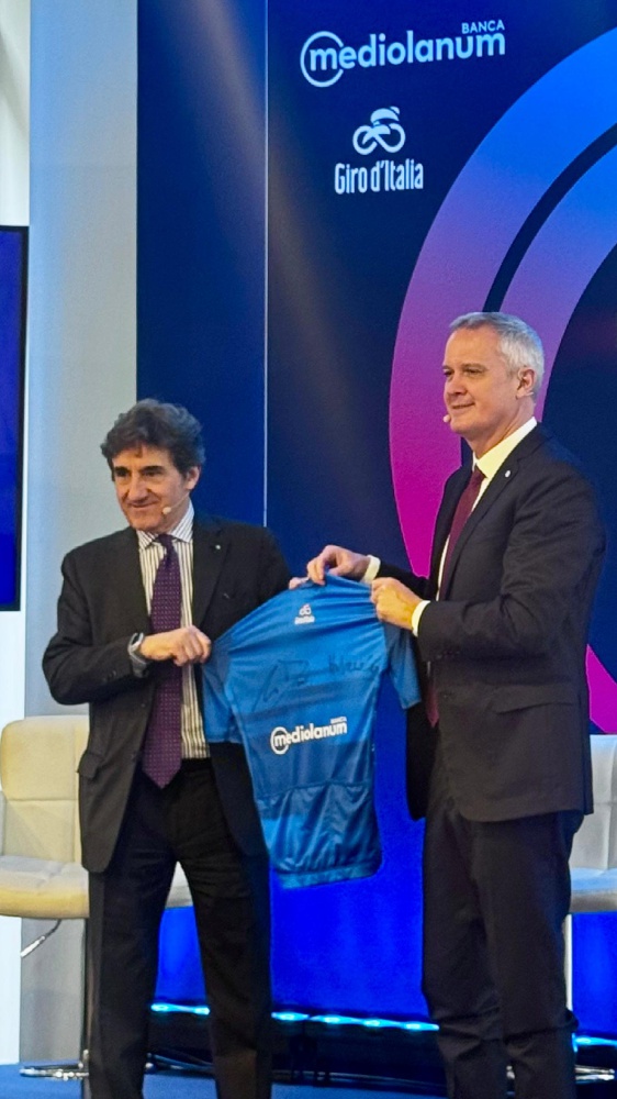 Giro d’Italia 2026: Svelata la nuova Maglia Azzurra, Banca Mediolanum sponsor per altri tre anni