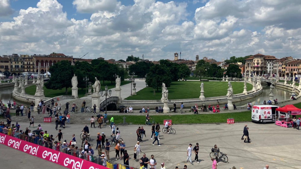 Giro d’Italia, a Padova vince il belga Merlier, secondo posto per Jonathan Milan