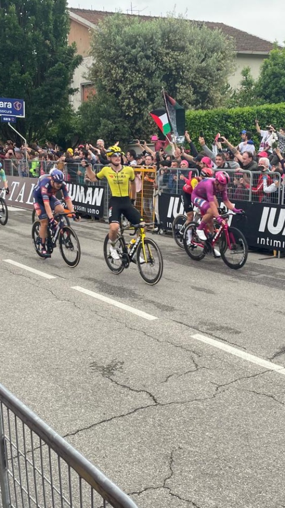 Giro d’Italia, a Viadana vince in volata Kooij
