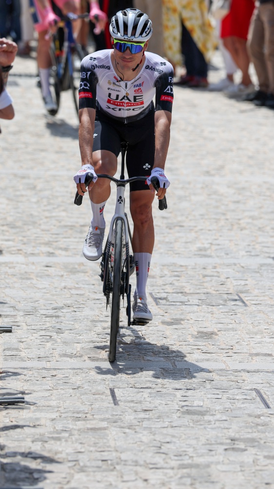 Giro d’Italia, arrivo in salita a Tagliacozzo, tappa ad Ayuso e maglia rosa a Roglic