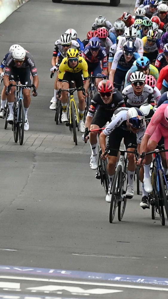 Giro d’Italia, cadute e volata: a Napoli vince Groves