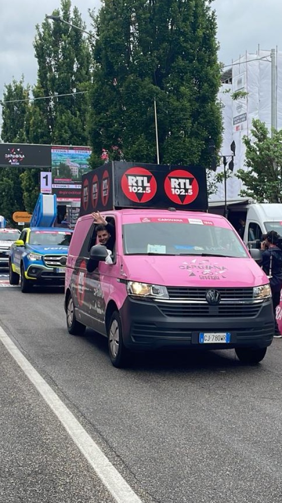 Giro d’Italia, da Pavarotti e Ferrari a Peppone e Don Camillo: viaggio tra miti ed eccellenze