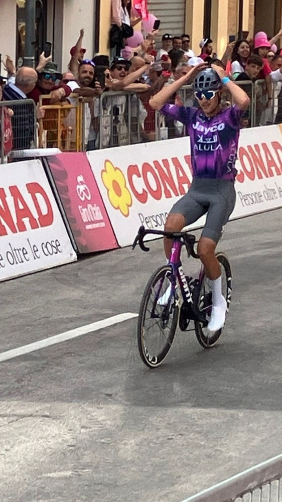 Giro d’Italia, Diego Ulissi in maglia rosa, vittoria di tappa per l’australiano Plapp