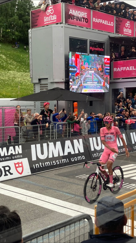 Giro d’Italia, il contropiede di Del Toro, vince a Bormio in maglia rosa