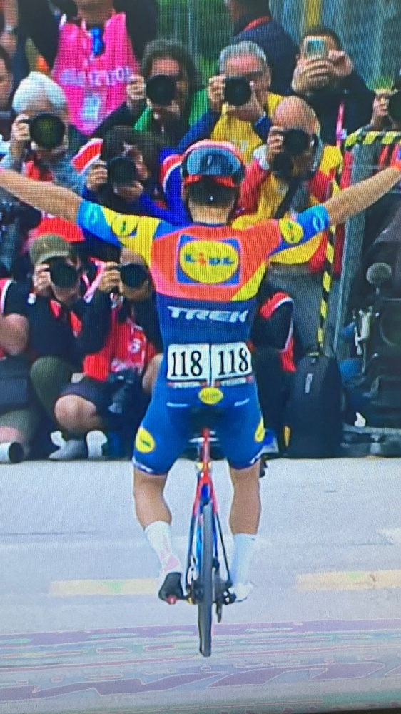 Giro d’Italia, lo spagnolo Verona vince ad Asiago, Del Toro sempre padrone