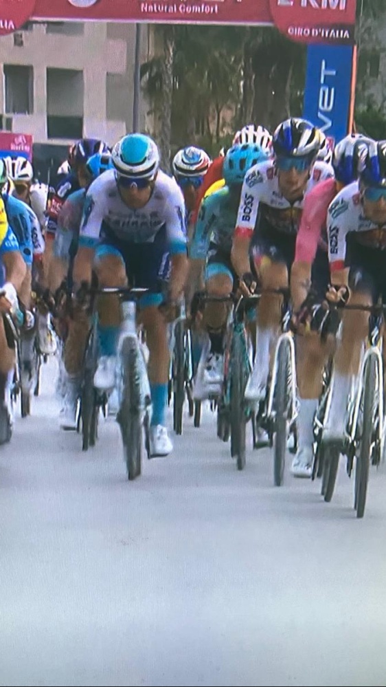 Giro d’Italia, Mads Pedersen padrone a Valona, per lui vittoria di tappa e maglia rosa