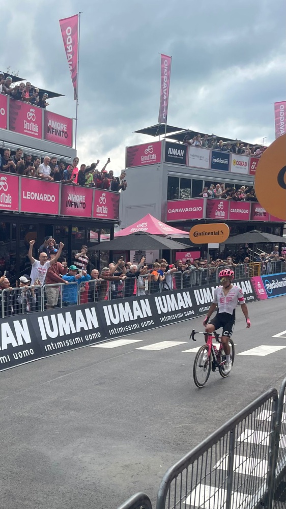 Giro d’Italia, Richard Carapaz vince per distacco la tappa sull’Appennino Emiliano