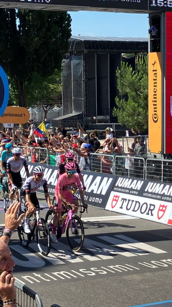 Giro d’Italia, Roma ha incoronato Simon Yates, a Kooij l’ultimo sprint