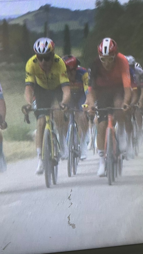 Giro d’Italia, spettacolo sullo sterrato: a Siena vittoria di Van Aert, il messicano Del Toro in maglia rosa